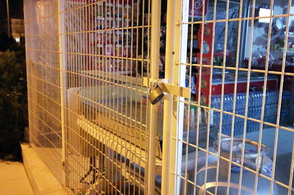 Sakarya’da markete giremeyen hırsızlar, kepenkleri kilitleyip gitti