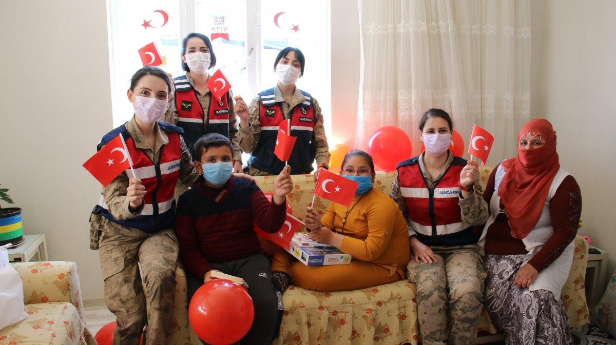 Elazığ'da jandarma ekiplerinden çocuklara sürpriz
