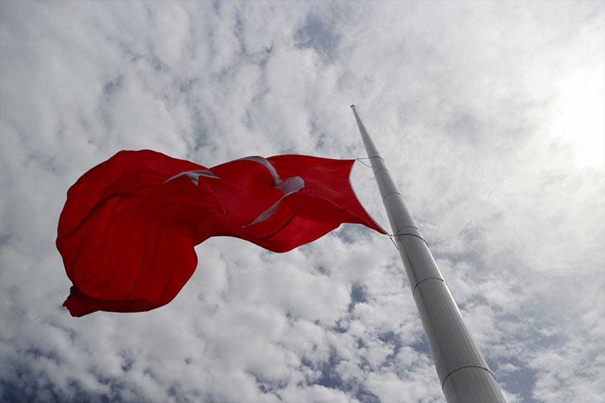 Cumhurbaşkanı Erdoğan, dünyanın en büyük Türk bayrağını çocuklarla göndere çekti