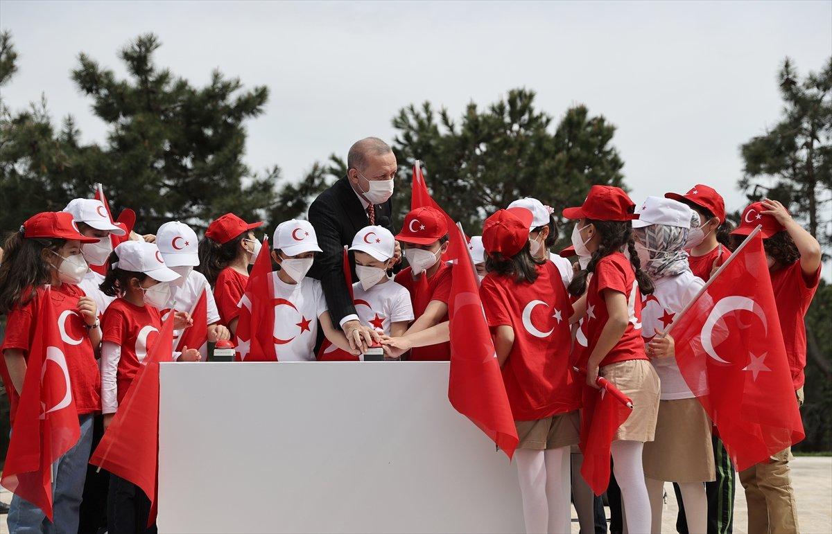 Cumhurbaşkanı Erdoğan, dünyanın en büyük Türk bayrağını çocuklarla göndere çekti