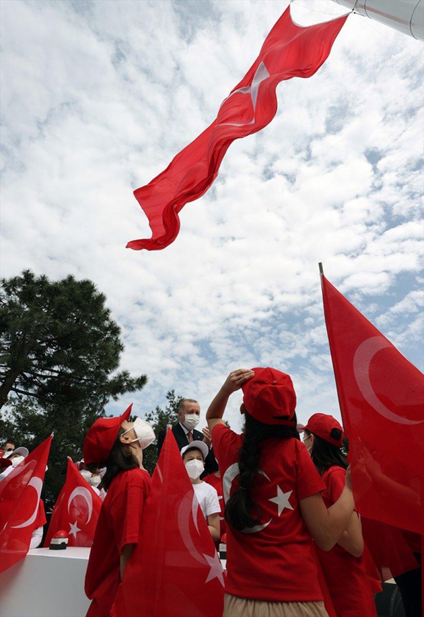 Cumhurbaşkanı Erdoğan, dünyanın en büyük Türk bayrağını çocuklarla göndere çekti