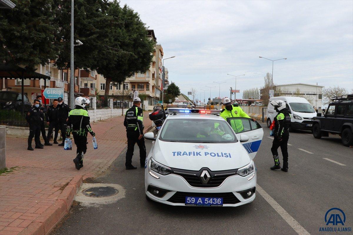 Tekirdağ'da, karantinada olan çocuğun doğum gününü polisler kutladı