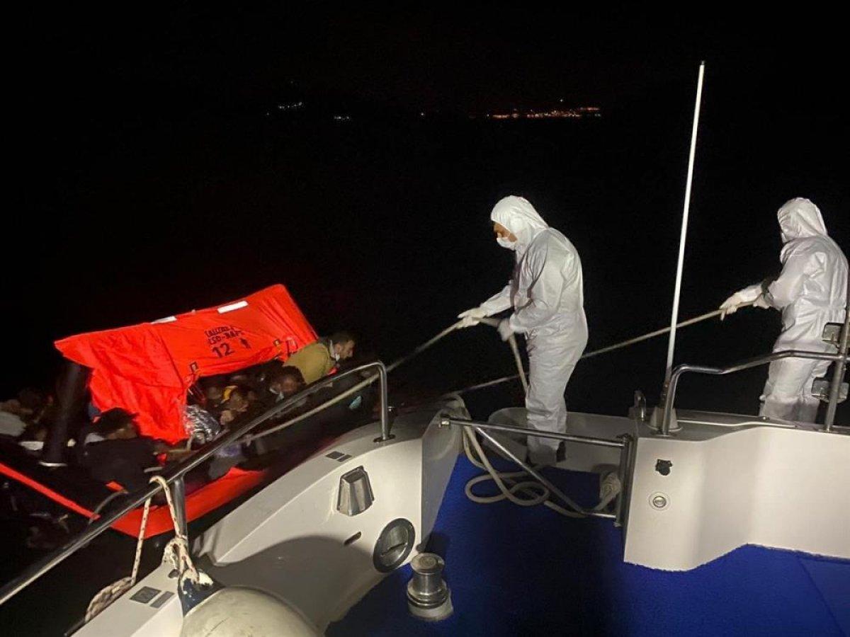 Kuşadası açıklarında 28 göçmen kurtarıldı