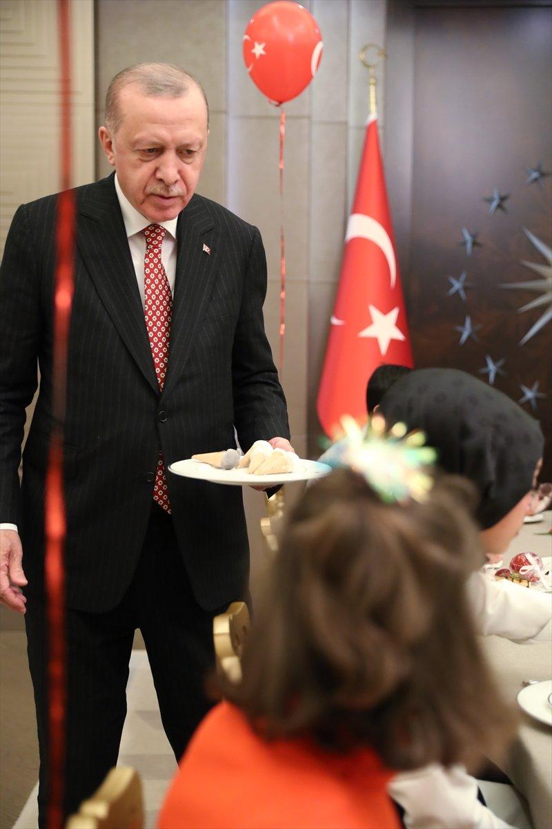 Cumhurbaşkanı Erdoğan, çocuklarla iftarda buluştu
