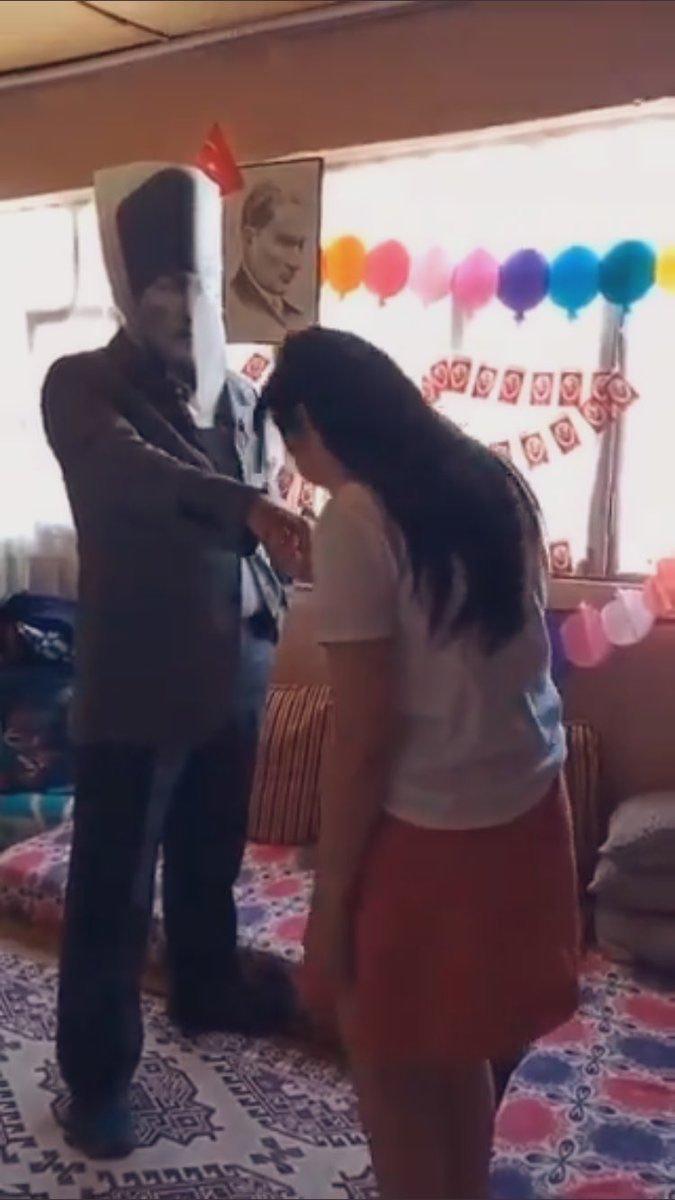 Kız öğrenciye Atatürk maskesi takan şahsın elini öptürdüler