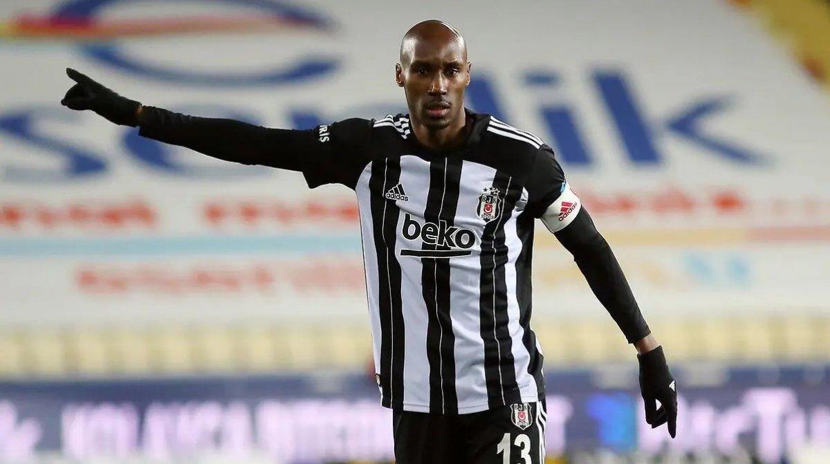 Beşiktaş'ta Atiba kadrodan çıkarıldı