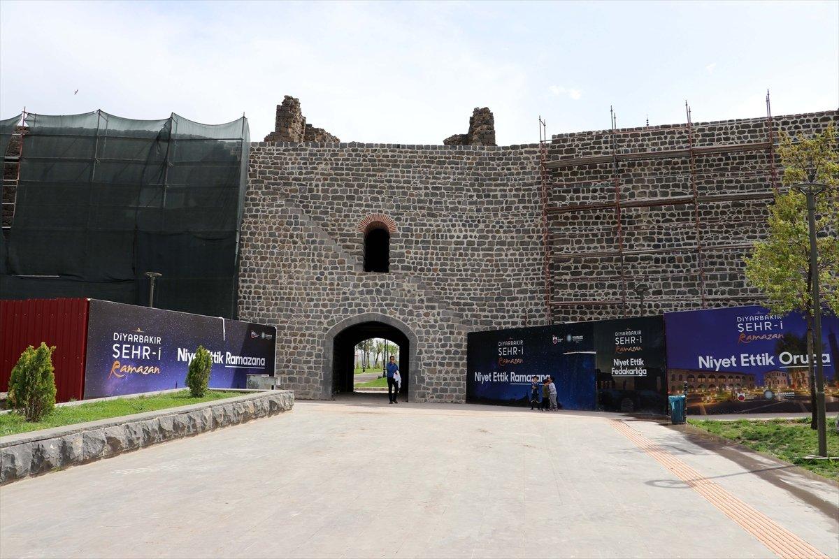 Diyarbakır'ın tarihi 'Küpeli Kapısı' geçişlere açıldı