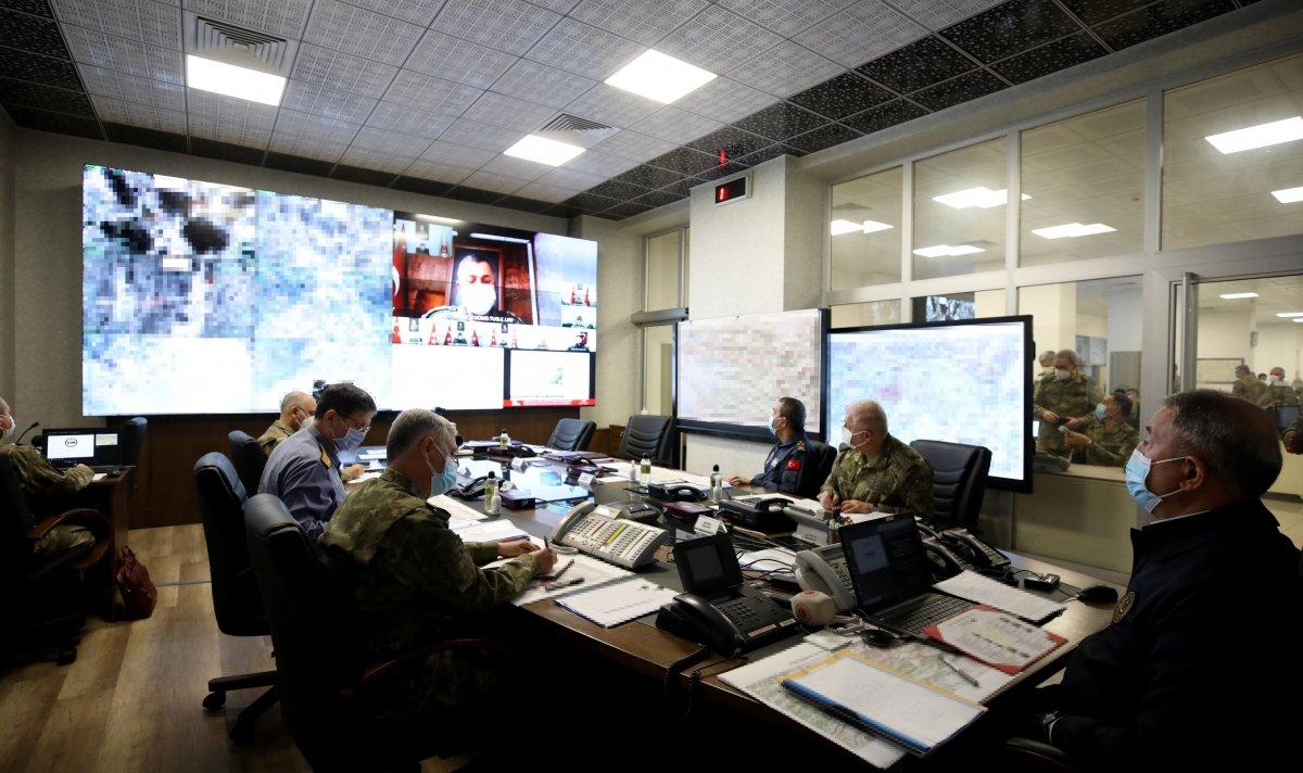 Hulusi Akar, operasyonlara katılan komutanlarla görüştü