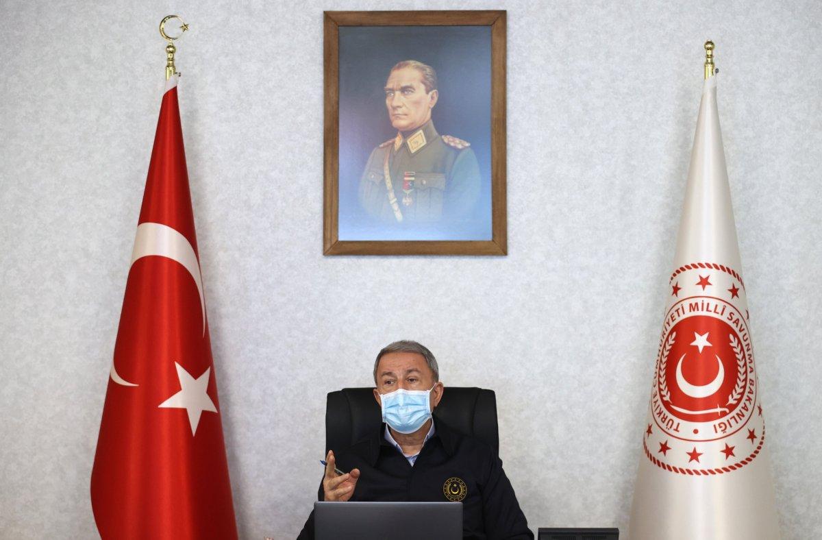 Hulusi Akar, operasyonlara katılan komutanlarla görüştü