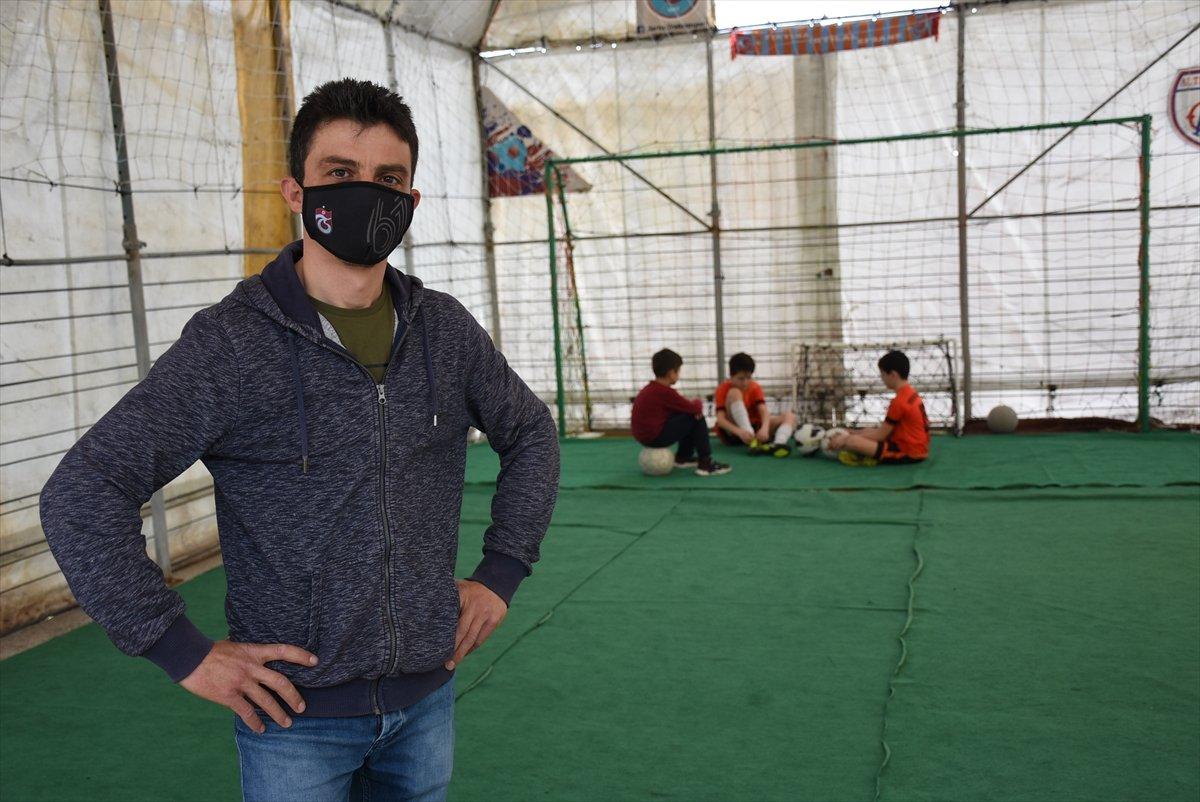 Bartın’da oğlu için garaj üzerine mini halı saha yaptı