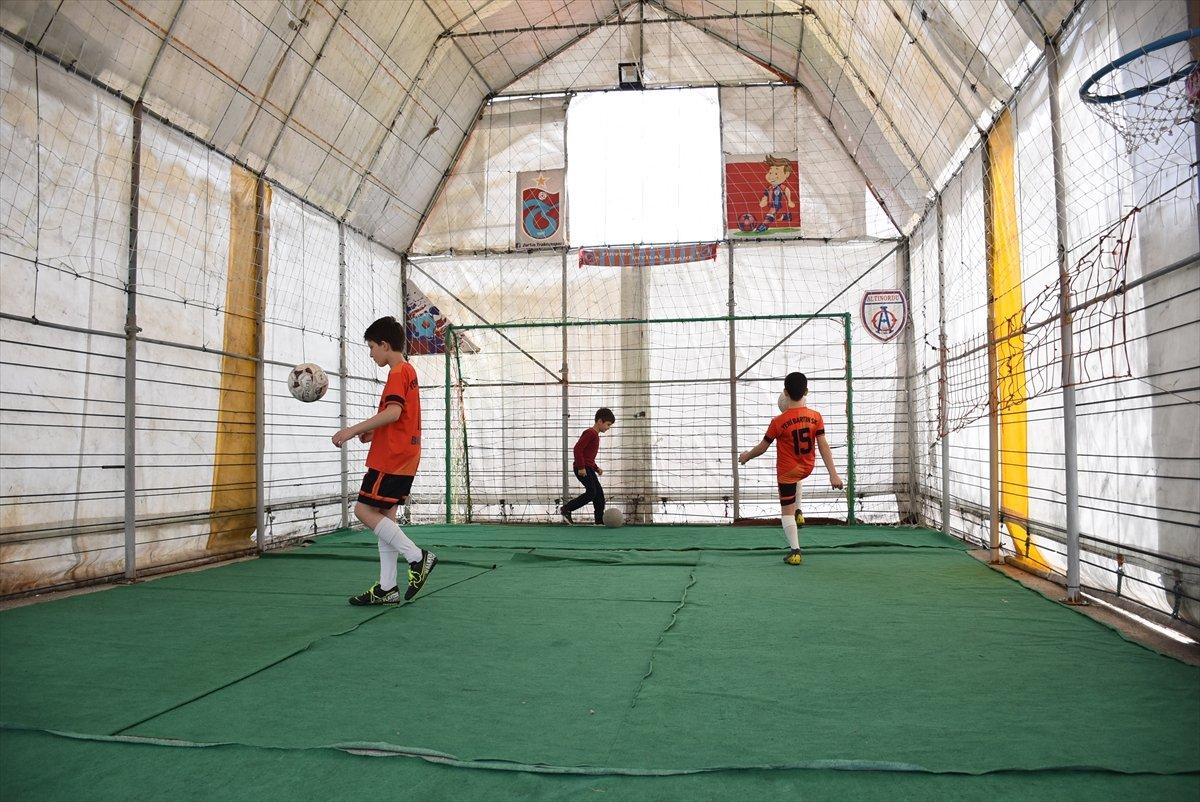 Bartın’da oğlu için garaj üzerine mini halı saha yaptı