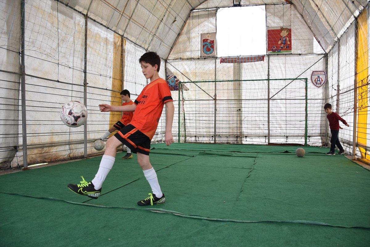 Bartın’da oğlu için garaj üzerine mini halı saha yaptı