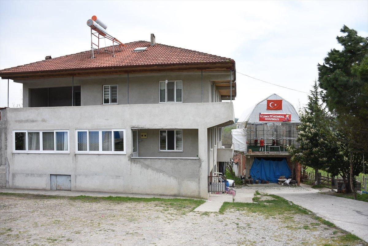 Bartın’da oğlu için garaj üzerine mini halı saha yaptı