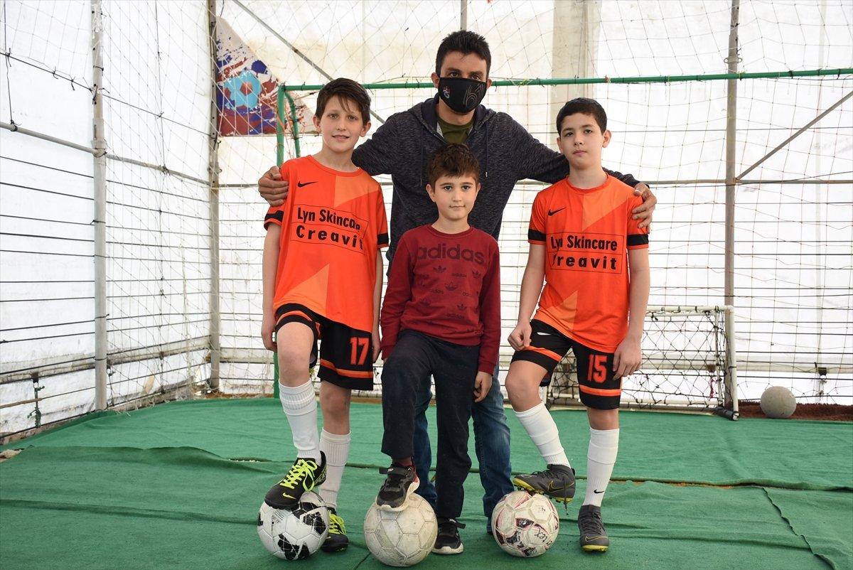 Bartın’da oğlu için garaj üzerine mini halı saha yaptı