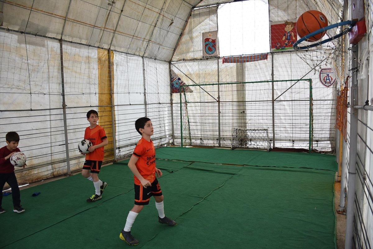 Bartın’da oğlu için garaj üzerine mini halı saha yaptı