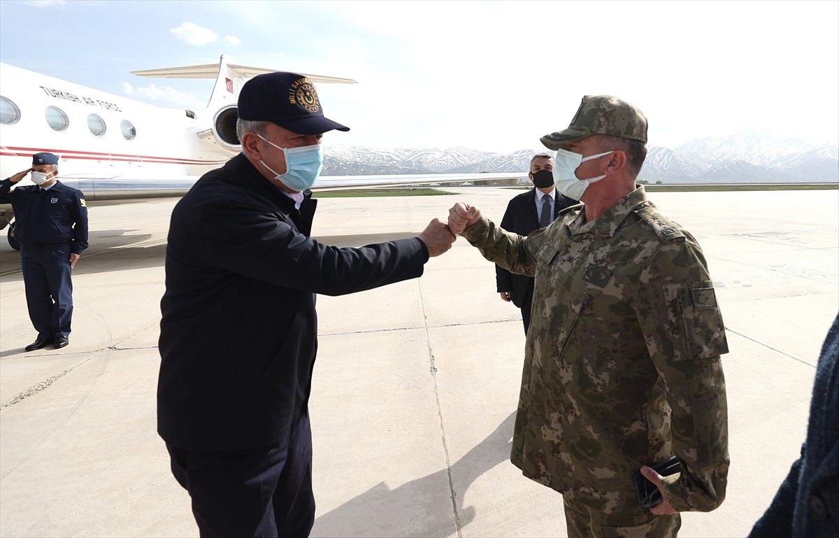 Hulusi Akar'dan Yüksekova'daki operasyon merkezine denetleme