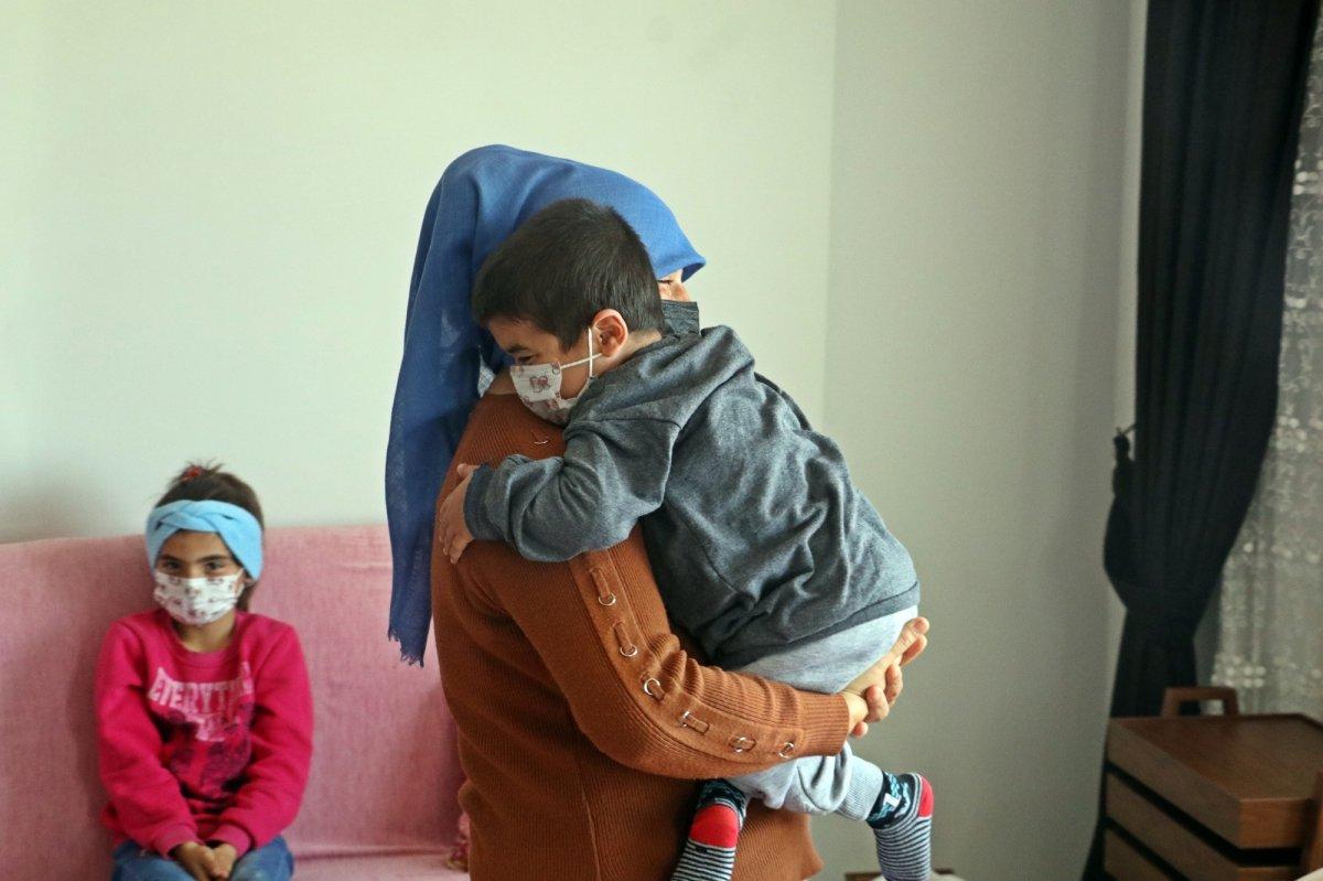 Antalya'da raşitizm hastası 14 yaşındaki Harun'un bedeni 4 yaşında