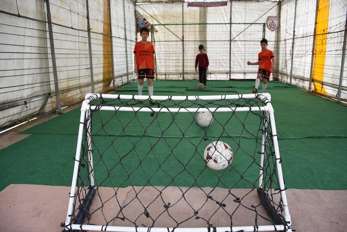 Bartın’da oğlu için garaj üzerine mini halı saha yaptı