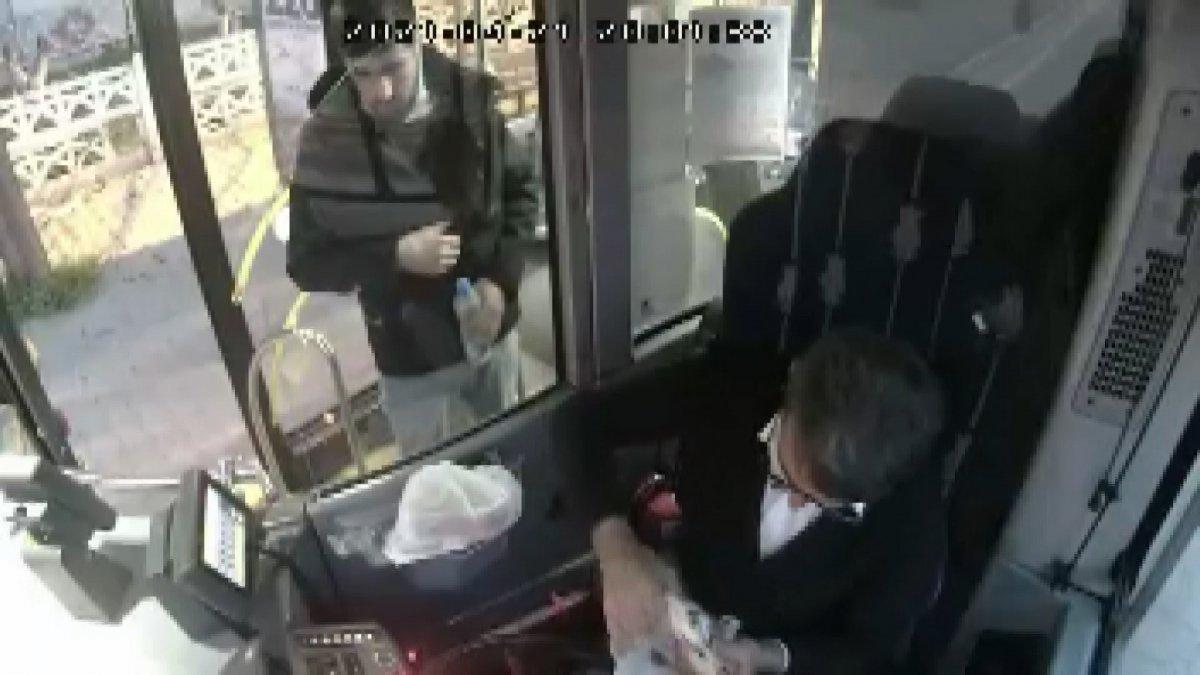 Kocaeli'de iftar yemeğini yolcuyla paylaşan şoför