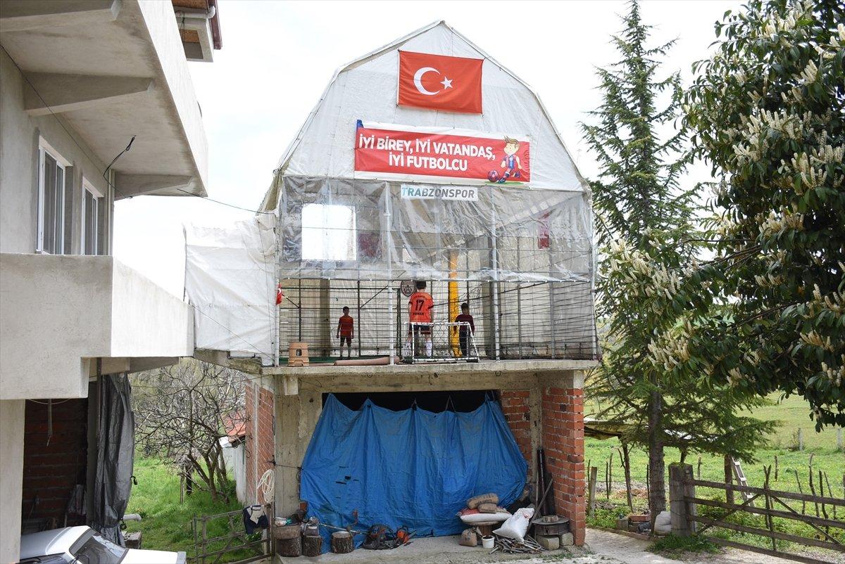 Bartın’da oğlu için garaj üzerine mini halı saha yaptı