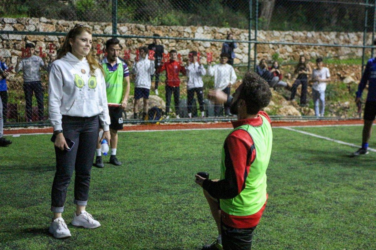 Antalya'da kız arkadaşına sakatlık numarasıyla evlilik teklifi yaptı