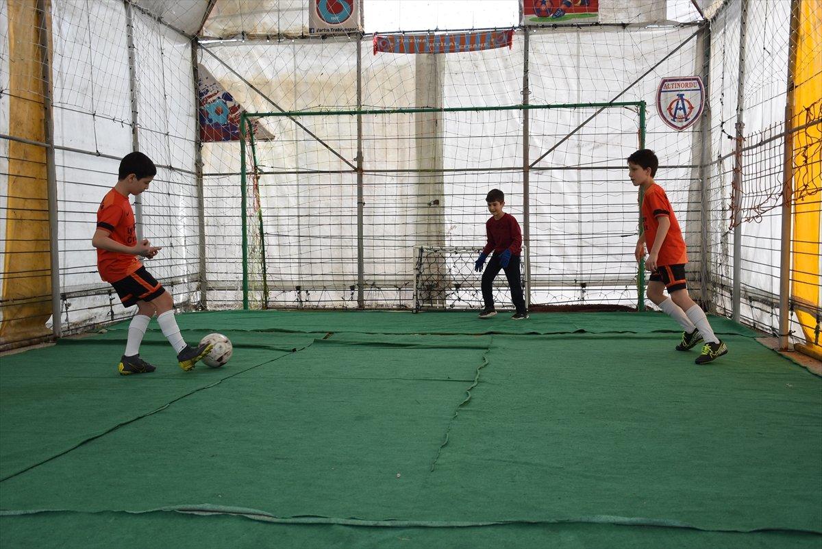 Bartın’da oğlu için garaj üzerine mini halı saha yaptı