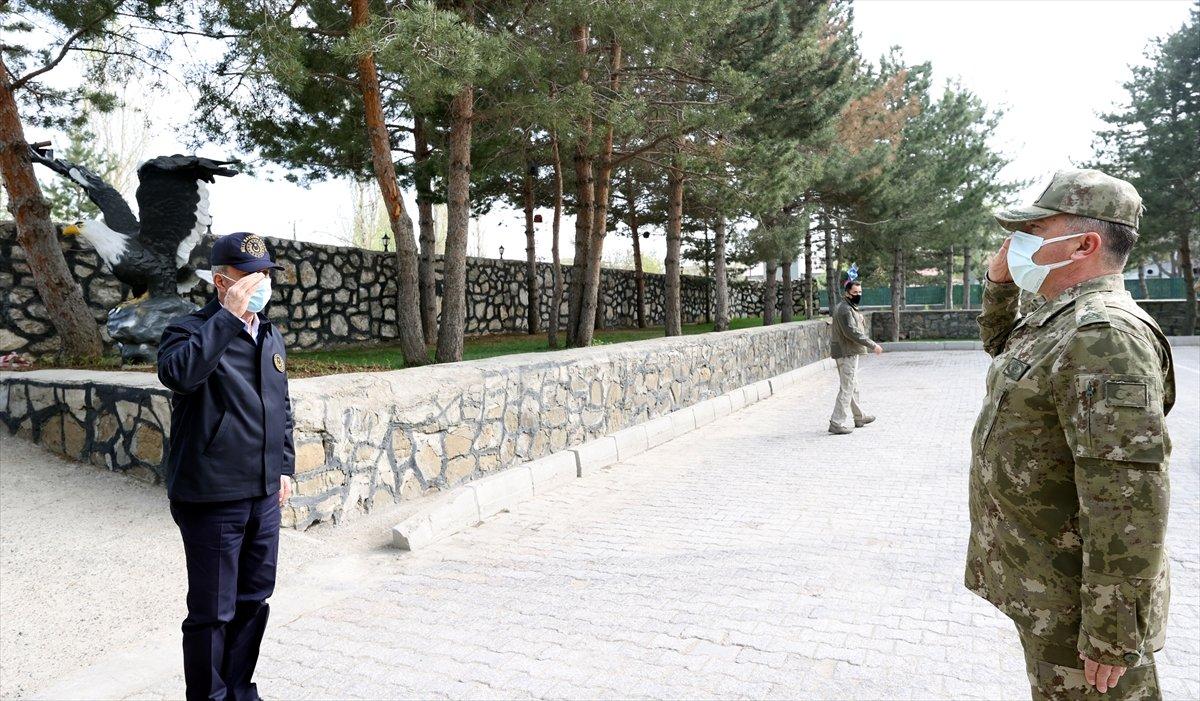 Hulusi Akar'dan Yüksekova'daki operasyon merkezine denetleme