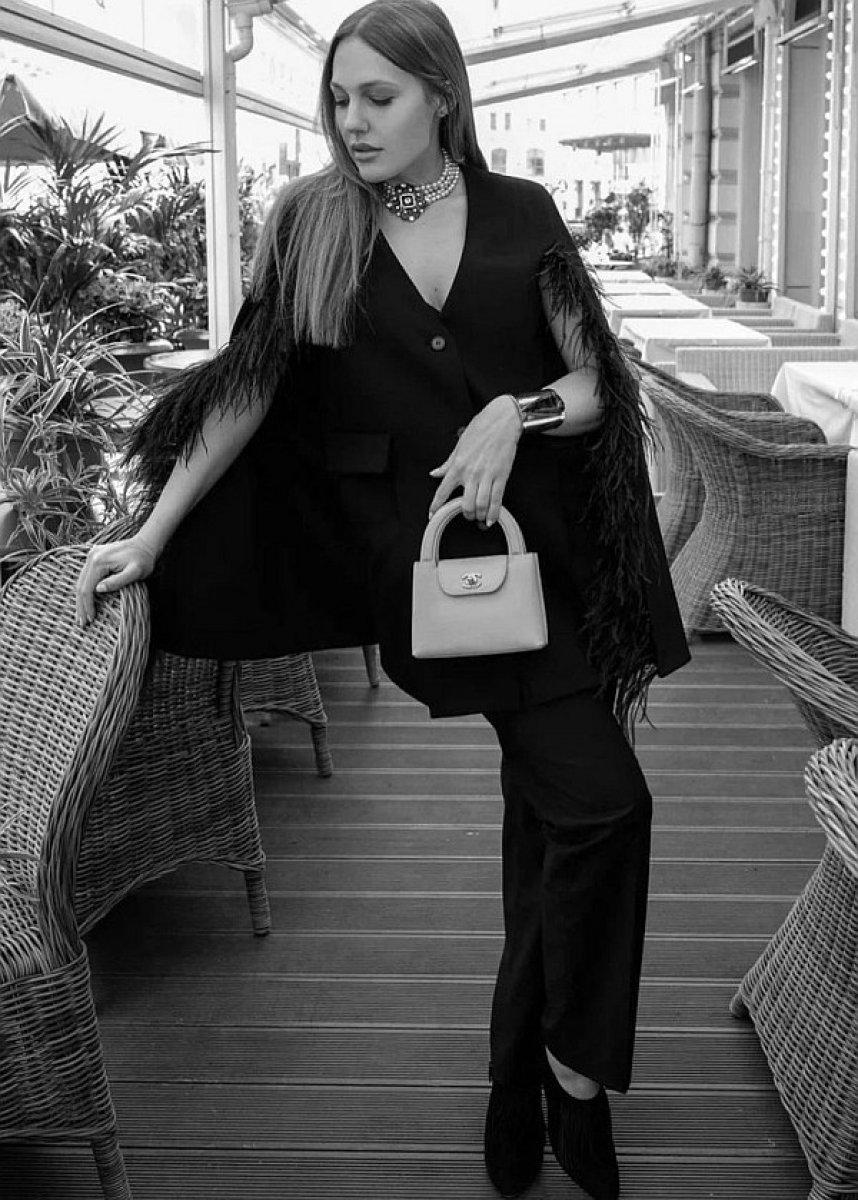 Meryem Uzerli, 32 bin TL'lik çantasını gösterdi