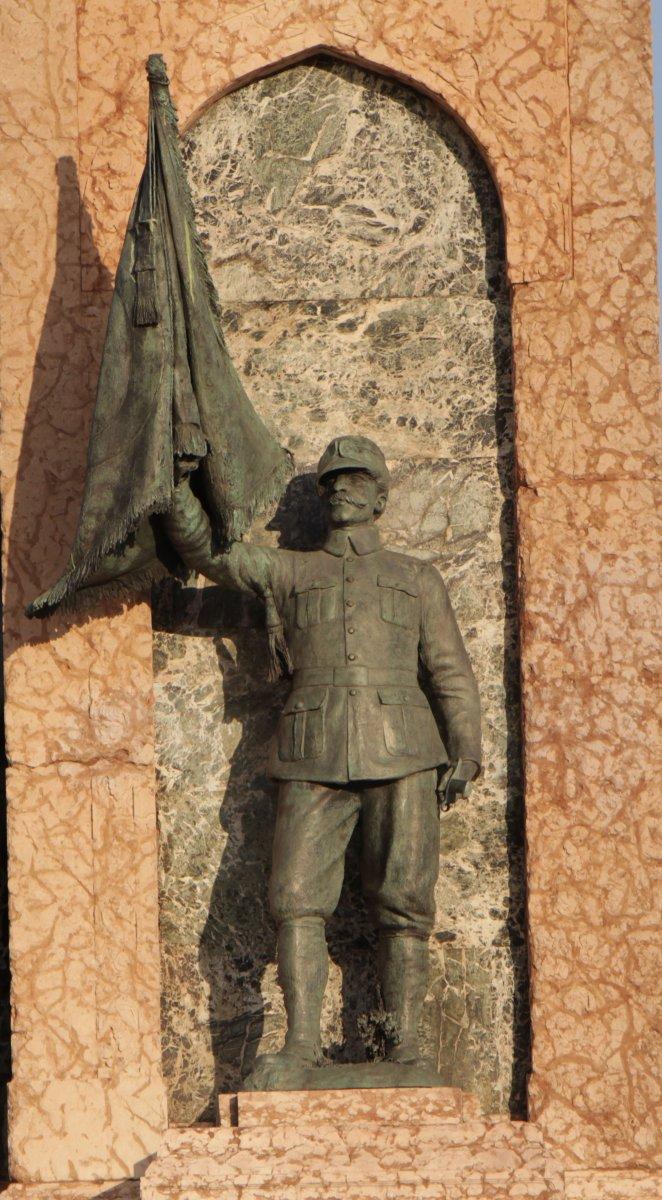 Taksim Anıtı'ndaki eksiklik iki yıl sonra fark edildi