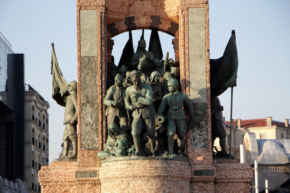 Taksim Anıtı'ndaki eksiklik iki yıl sonra fark edildi