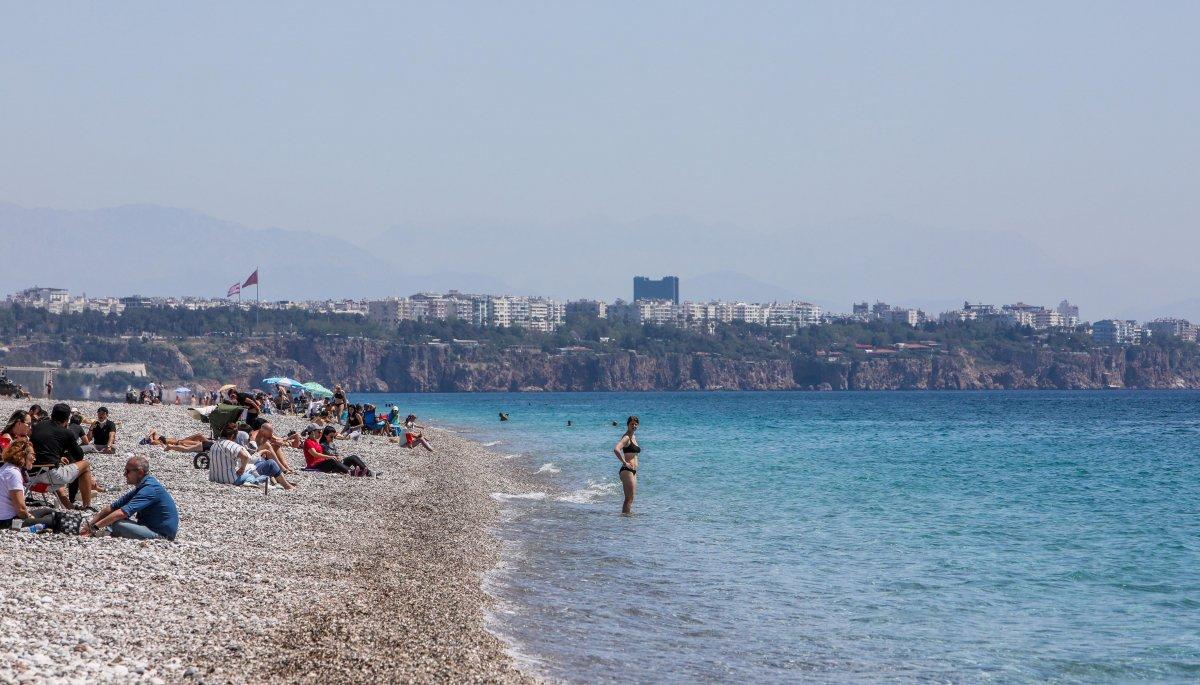 Antalya'da Konyaaltı sahili doldu