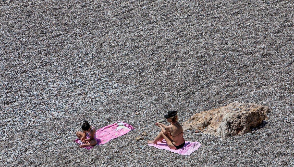 Antalya'da Konyaaltı sahili doldu