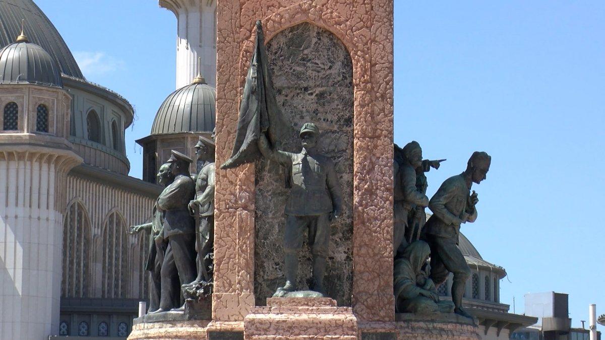 Taksim Anıtı'ndaki eksiklik iki yıl sonra fark edildi