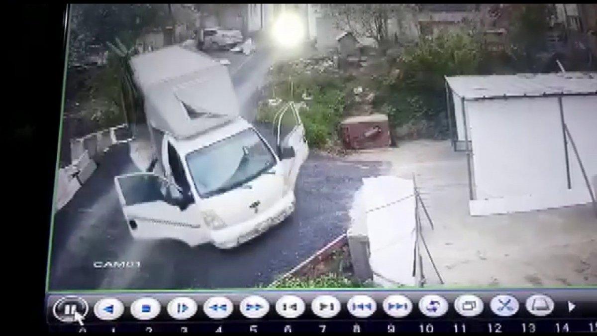 Pendik’te freni boşalan kamyonetin altında kaldı