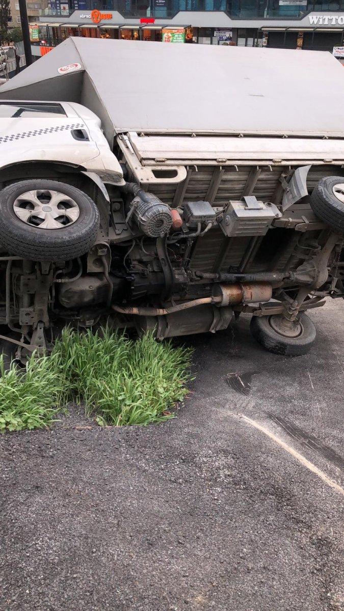 Pendik’te freni boşalan kamyonetin altında kaldı