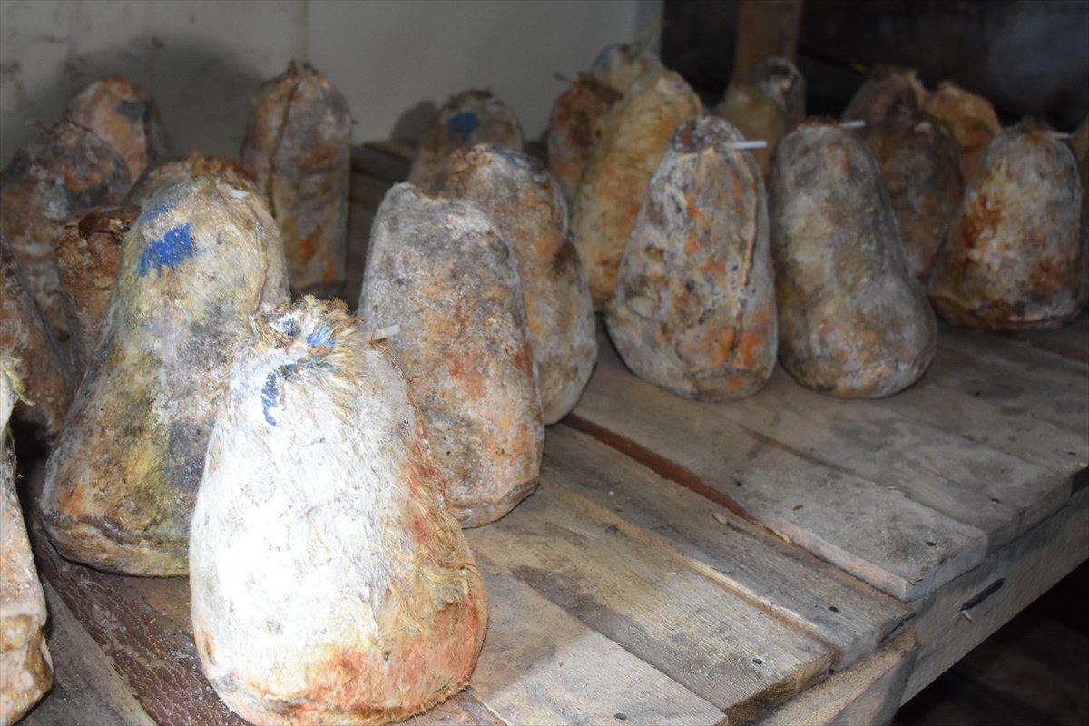 Bayat peyniri üretimi 7 kadın tarafından yapılıyor