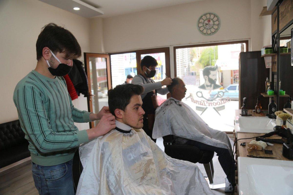 Denizli'de kuaför ve berberlerde yoğunluk yaşanıyor