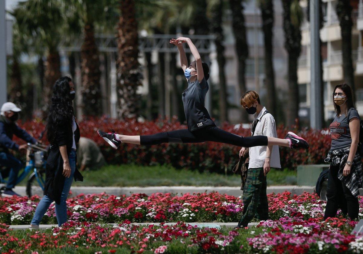 İzmir'de dansçılar, meydanlarda dans etti