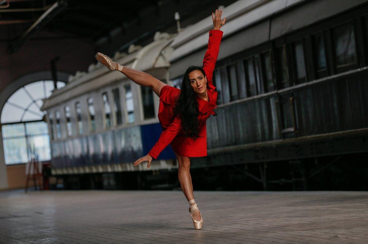 İzmir'de dansçılar, meydanlarda dans etti