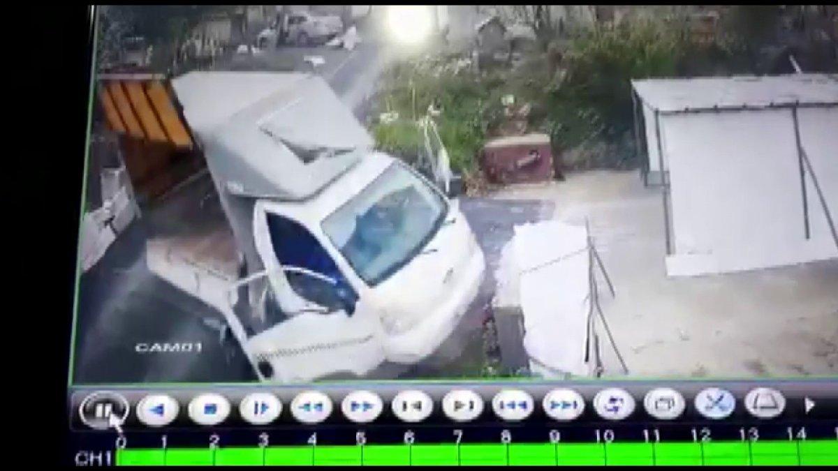 Pendik’te freni boşalan kamyonetin altında kaldı