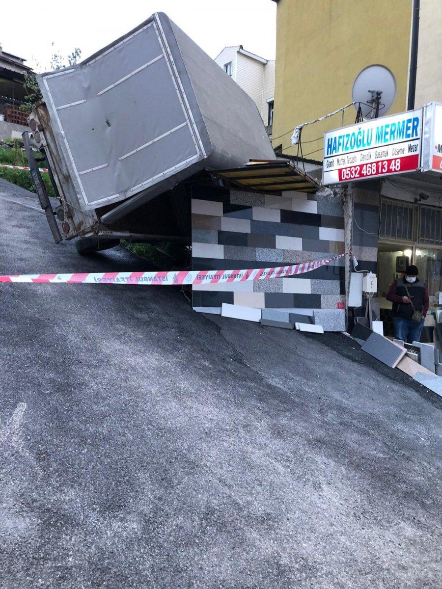 Pendik’te freni boşalan kamyonetin altında kaldı