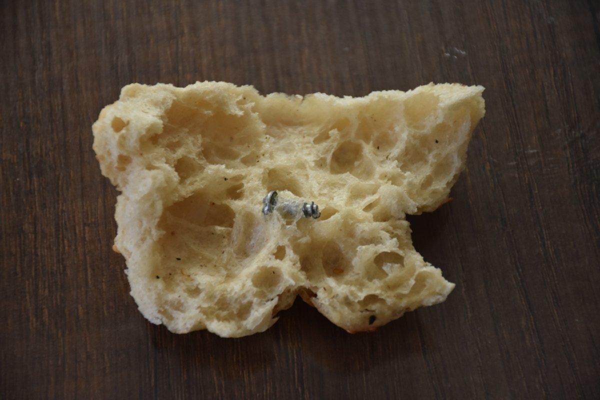 İzmir'de pideden çıkan vida şaşırttı