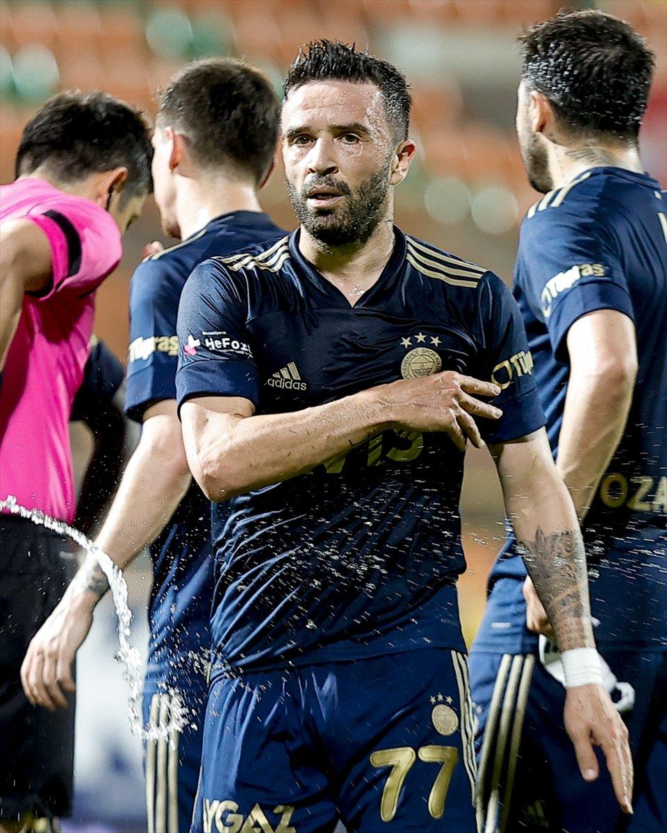 Gökhan Gönül 8 yıl sonra kırmızı kart gördü