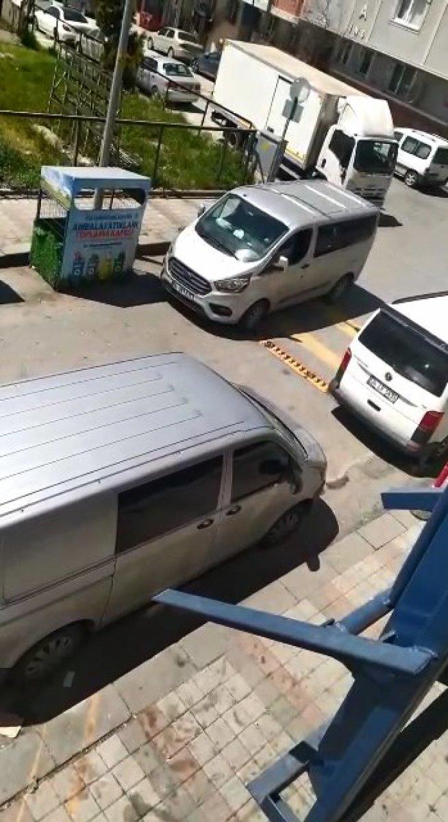Sultangazi'de ters yöne giren sürücüler kamerada