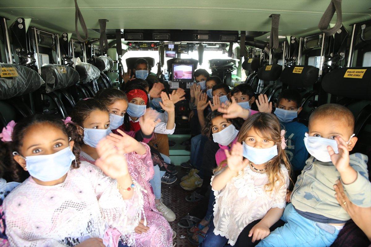 Mehmetçik, Suriyeli çocukların yüzünü güldürdü