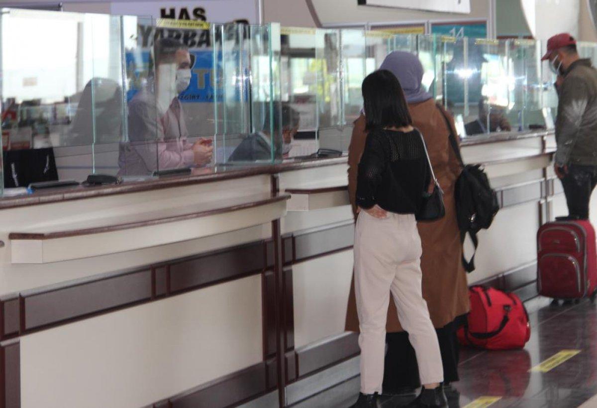 Afyonkarahisar'da otogarlar boş kaldı