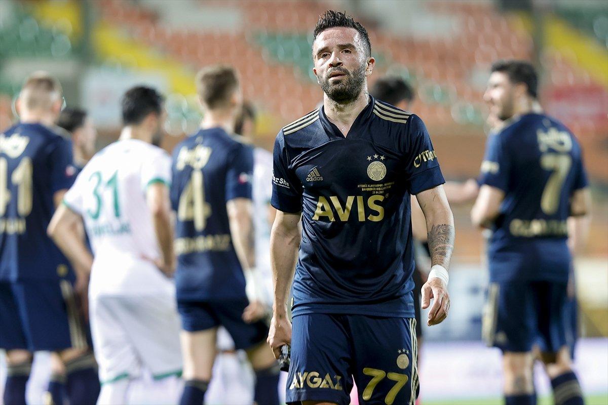 Gökhan Gönül 8 yıl sonra kırmızı kart gördü