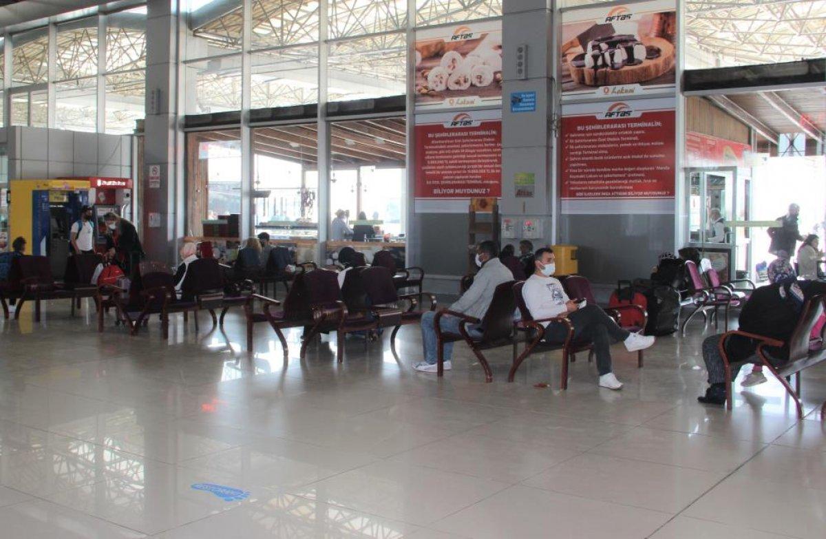 Afyonkarahisar'da otogarlar boş kaldı