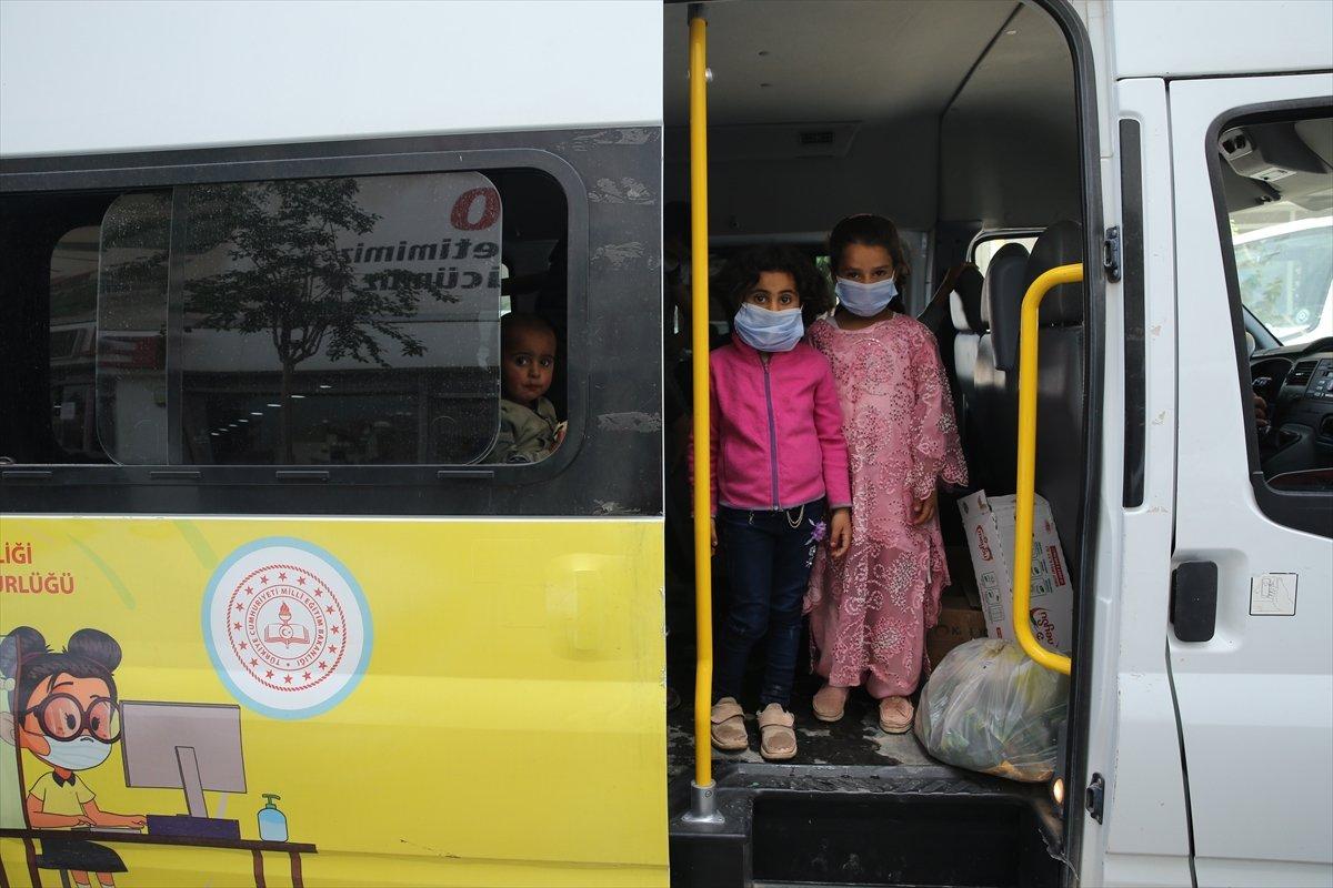 Mehmetçik, Suriyeli çocukların yüzünü güldürdü