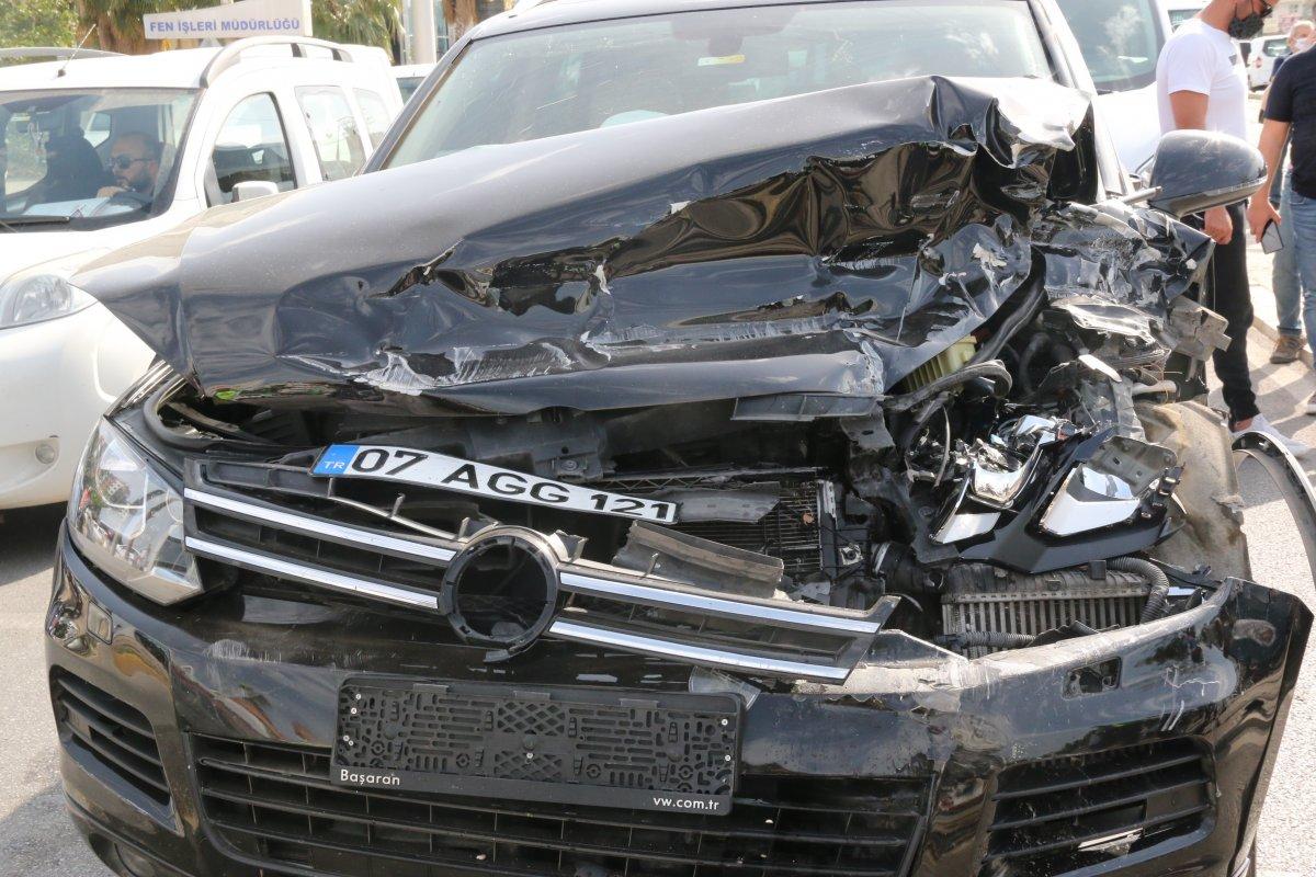 Antalya'da iki saat önce aldığı aracıyla kazaya karıştı